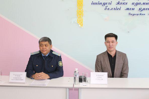«Өз құқығыңды білгенің-дұрыс өмір сүргенің» тақырыбында дөңгелек үстел