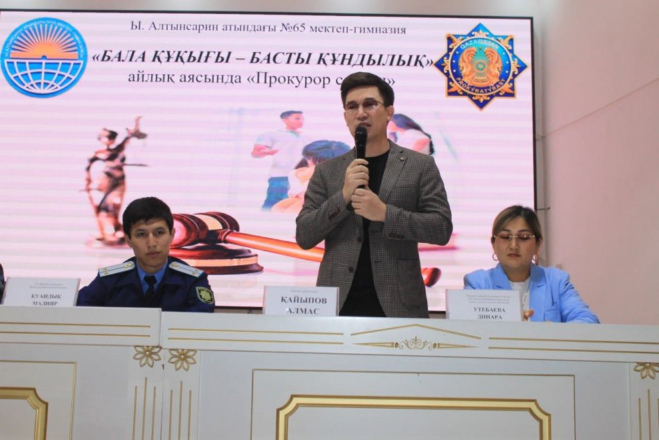 Мектебімізде прокурорлық сағат өтті.